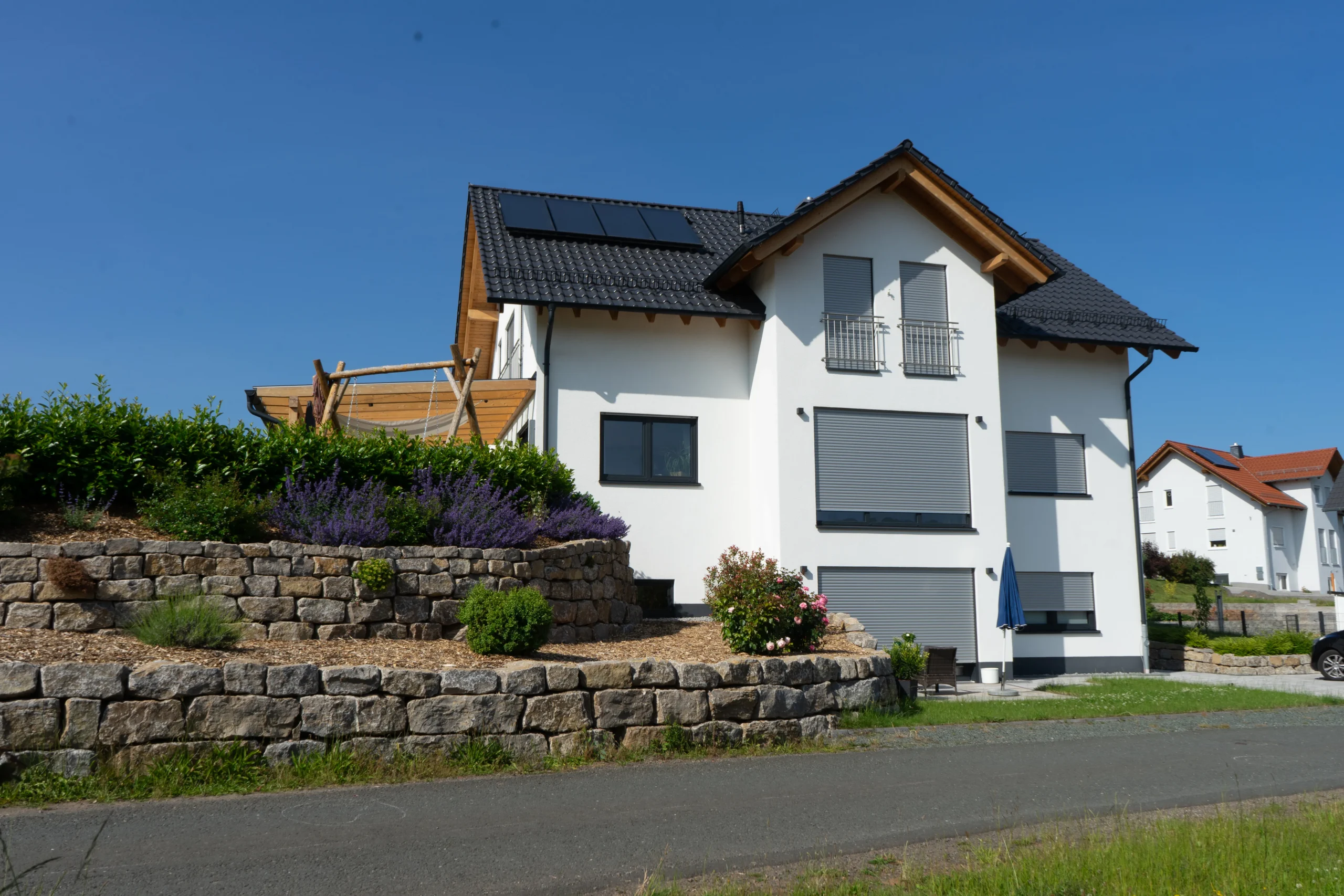 Außenansicht eines Einfamilienhauses vor blauem Himmel.