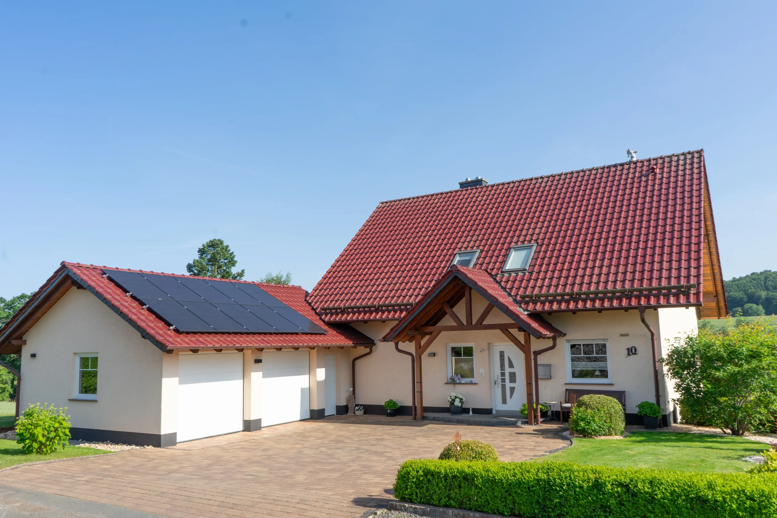 Außenansicht eines Einfamilienhauses vor blauem Himmel.