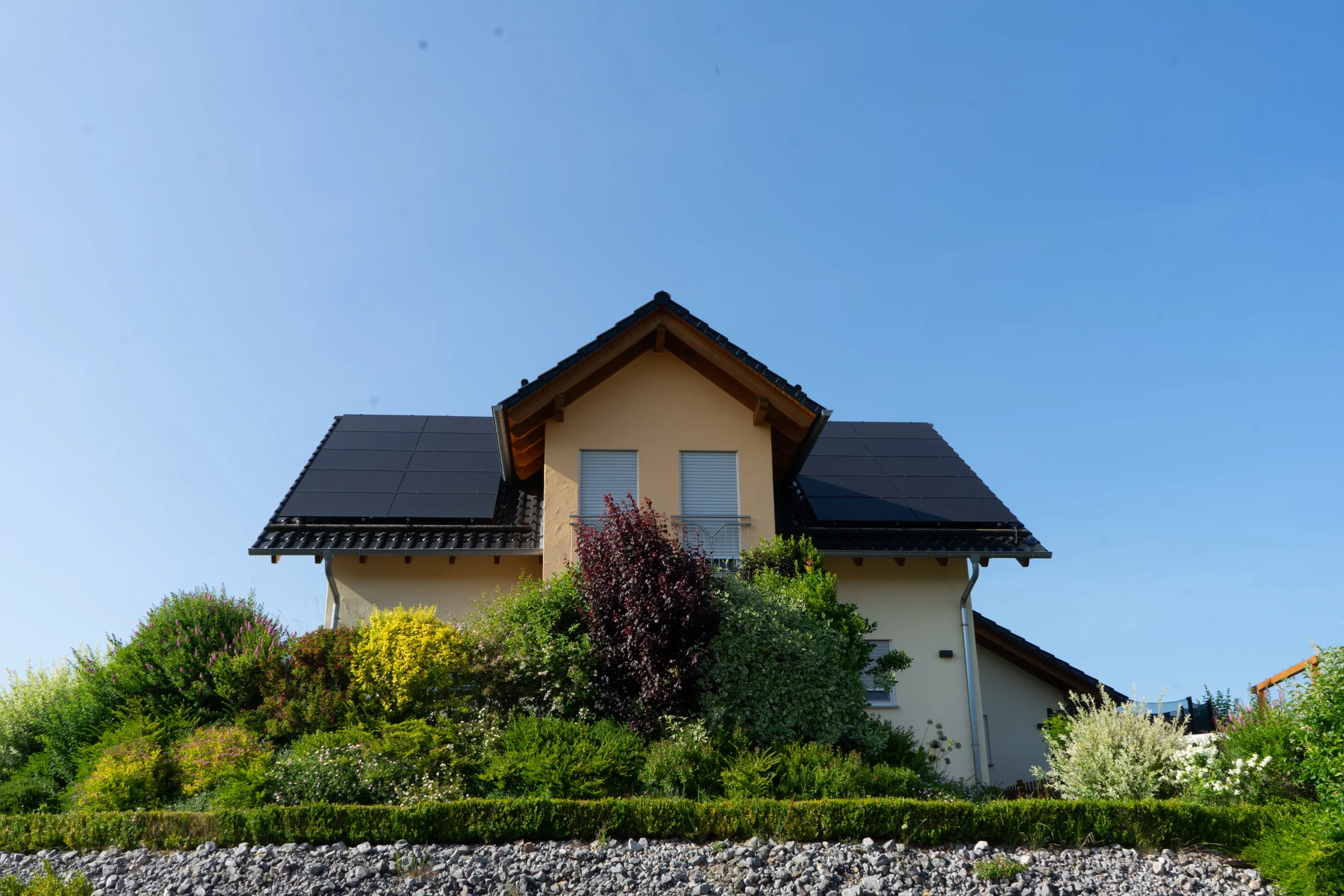 Außenansicht eines Einfamilienhauses vor blauem Himmel.