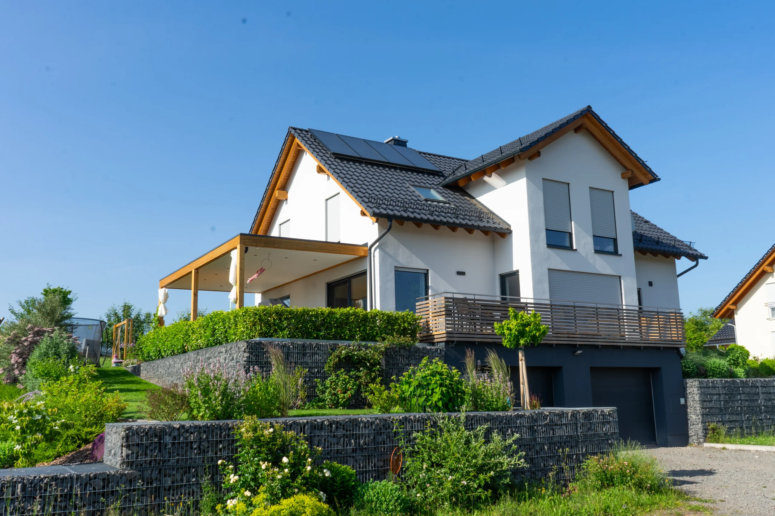 Außenansicht eines Einfamilienhauses vor blauem Himmel.