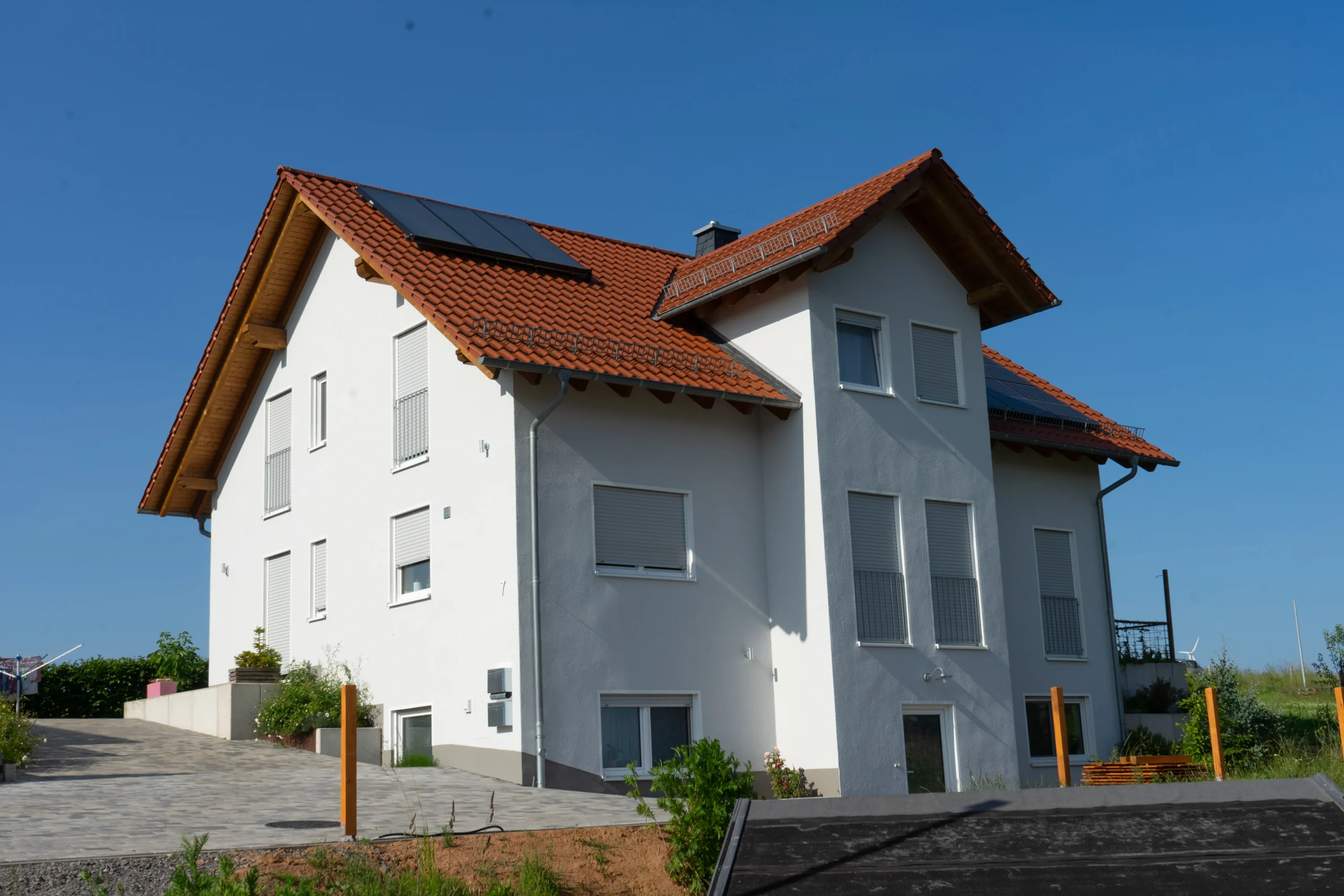 Außenansicht eines Einfamilienhauses vor blauem Himmel.