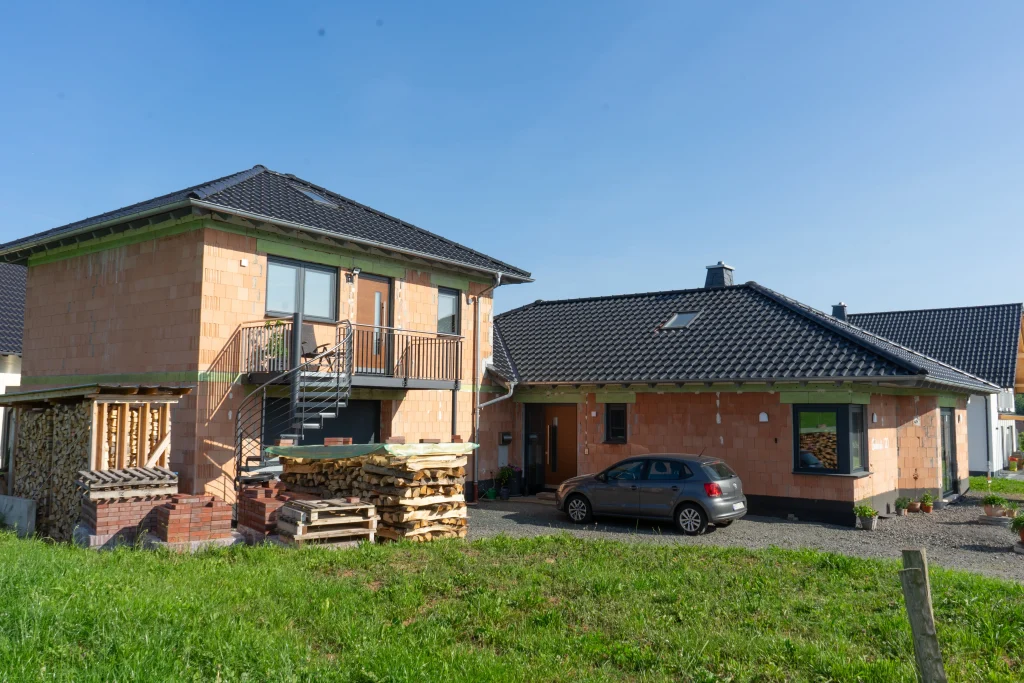 Rohbau eines Einfamilienhauses vor blauem Himmel.